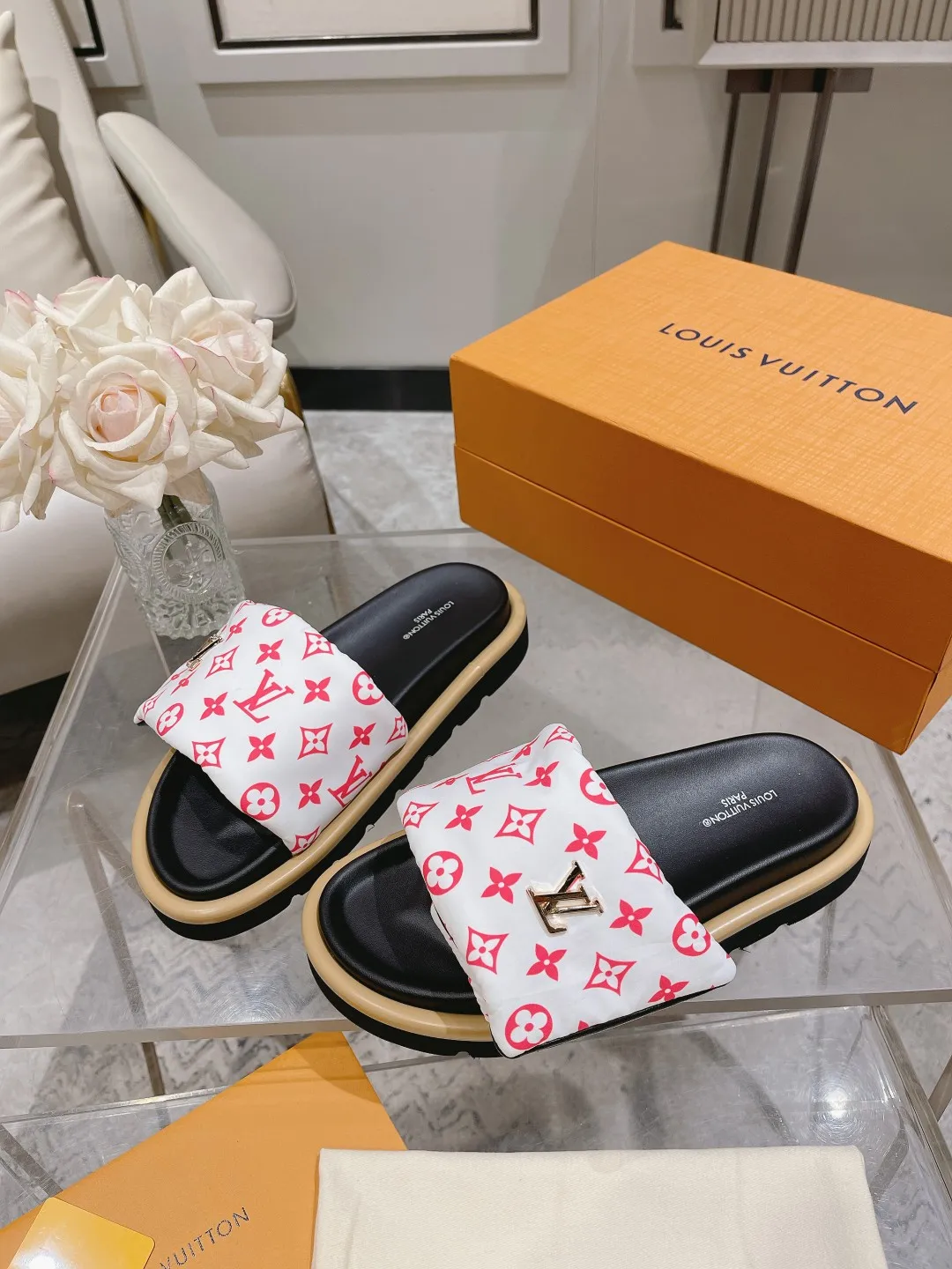 👟👟Ex-factory price 360👟👟 Lvjia brand | ²⁰²5 𝐬𝐬 💛2025 spring and summer latest popular Velcro series...Couple style thick-soled slippers, new rare products at the purchasing level💫 🍒This style is the favorite of celebrities🌟big internet celebrities. A simple and elegant sandal. A good style that you can't take your eyes off at a glance! The thick sole has the effect of increasing the height of the feet. It has the function of elongating the legs immediately. It is exquisite and low-key luxury✔️ No matter it is paired with skirts or trousers, it is super aura🛍 ━━━━━ ЅᏇєєt ━━━━━ ▪️Upper: LV old floral fabric ▪️Outsole: original molded outsole ▪️Shoe size: 35-45